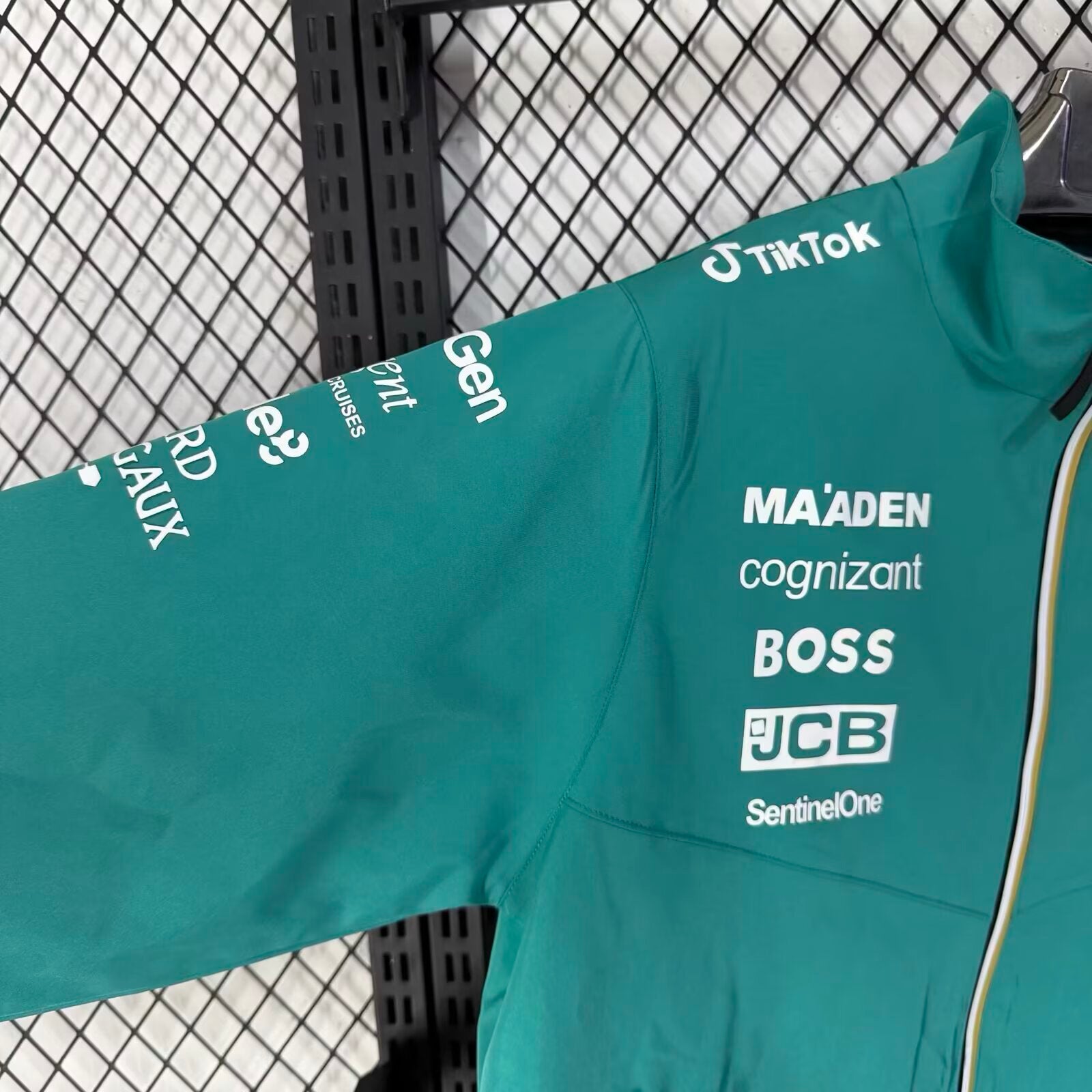aston-martin-2026-f1-windbreaker-p1940407