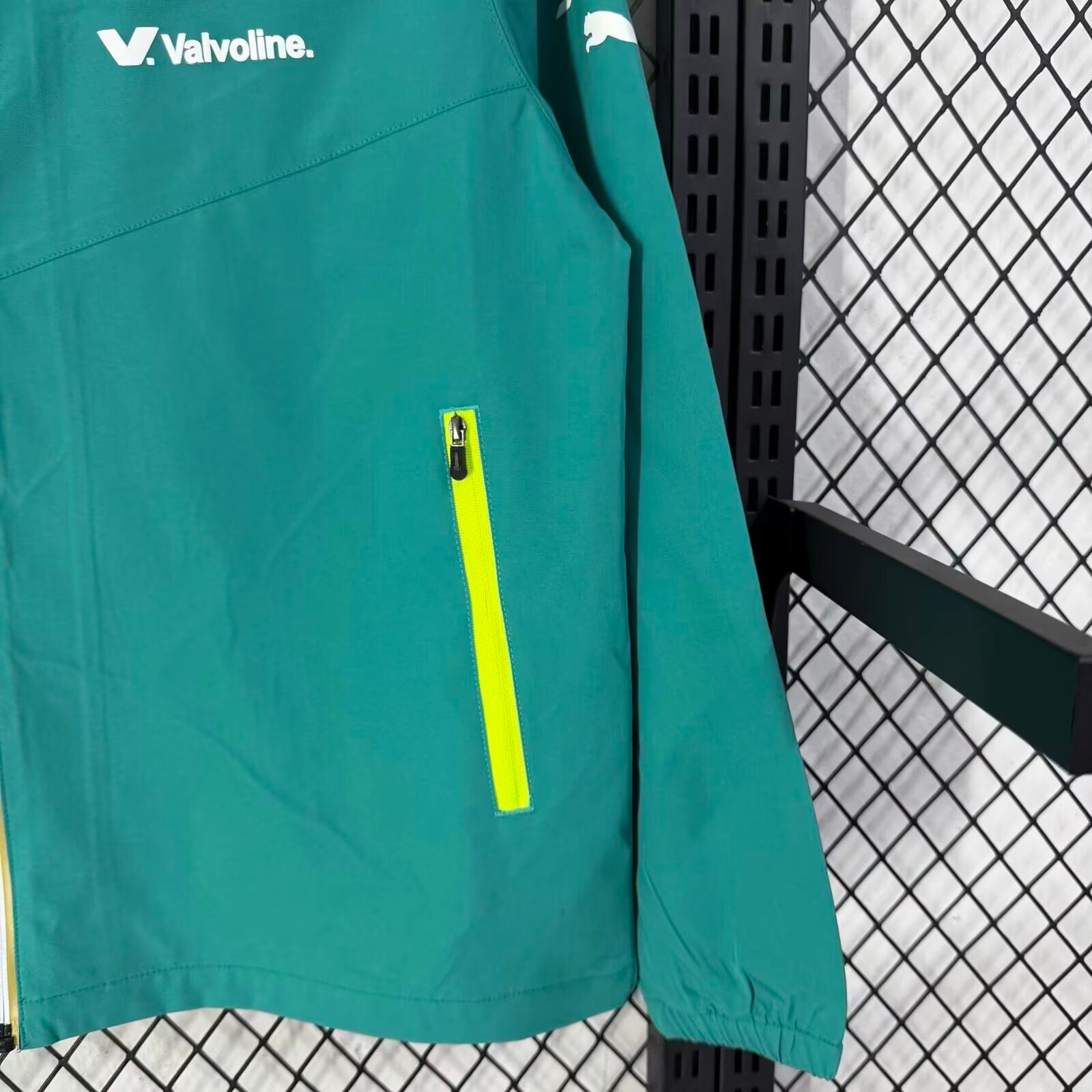 aston-martin-2026-f1-windbreaker-p1940407